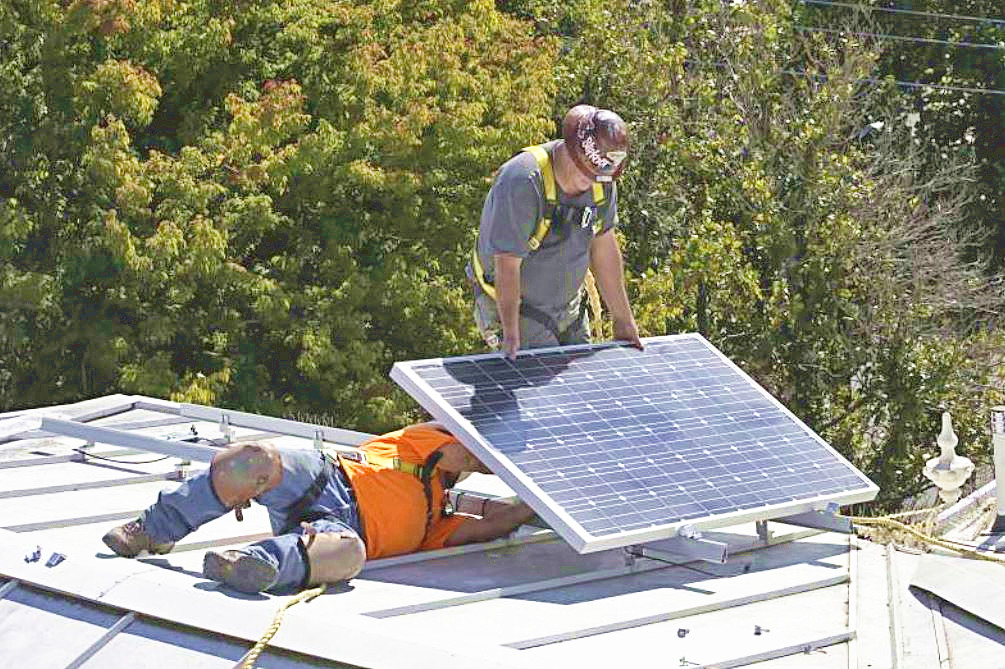 太陽能板「退休」後淪廢棄物？其實超過8成都可回收再利用